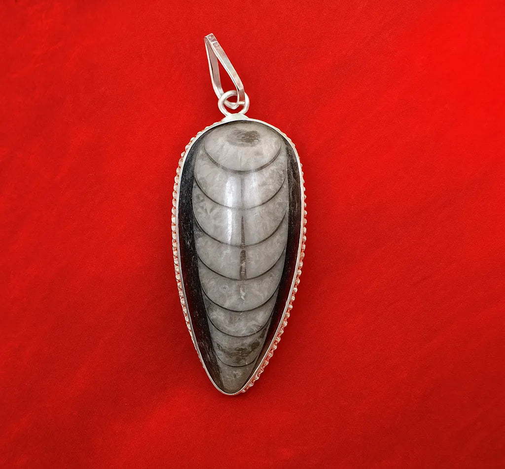 Kuber Stone (Locket Form) Onaar Gracious